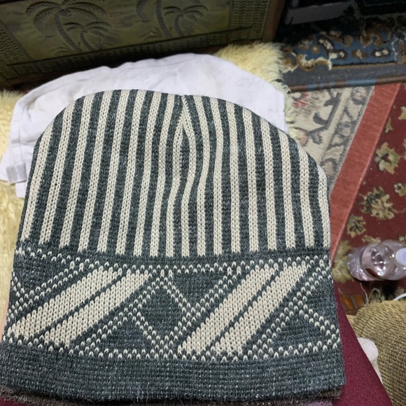 NWT  Burgundy & Gray Pattern Beanie - Picture 4 of 5
